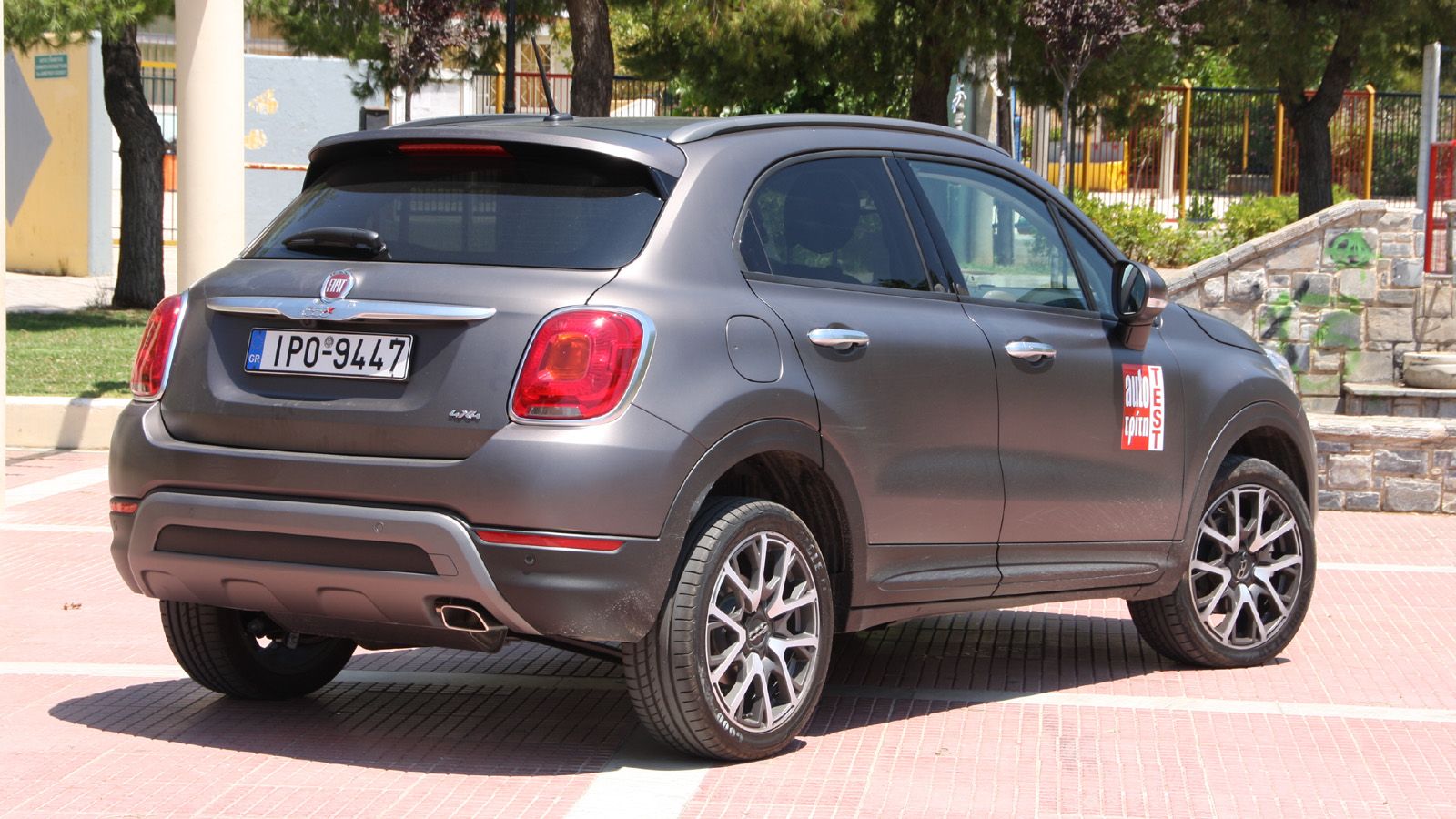 Το Fiat 500X βγαίνει σε δύο εκδόσεις, την City και την Cross. Η πρώτη έχει -όπως αποκαλύπτουν τα ονόματά τους- αστικά χαρακτηριστικά, η δεύτερη off ro